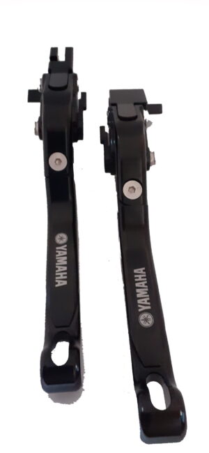 ΜΑΝΕΤΕΣ ΜΑΥΡΕΣ ΣΠΑΣΤΕΣ NMAX-XMAX ME LOGO "YAMAHA" 2 TEM