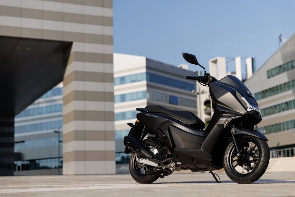 03_kymco-sky-town_black-1024x683-1